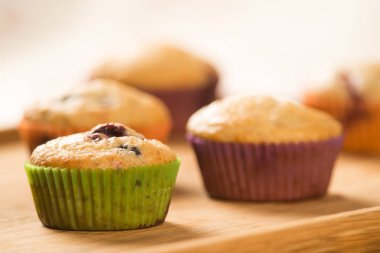 Kekler ahşap masada.