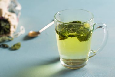 Cam fincan çay kuru nane yaprağı ile