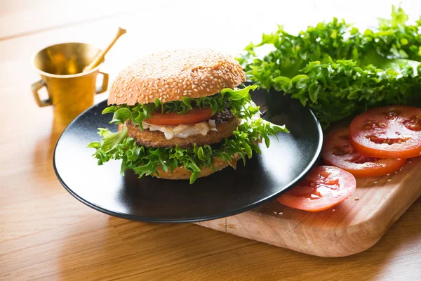 Hamburguesa Vegana Con Verduras Frescas Sobre Fondo Madera Clara — Foto de Stock