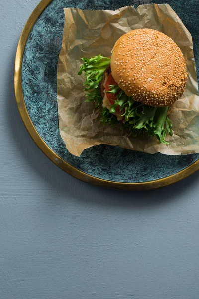 Hamburguesa Con Verduras Frescas — Foto de Stock