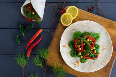 Vegan tortilla film sebze ve ahşap arka plan üzerinde Nohut ile