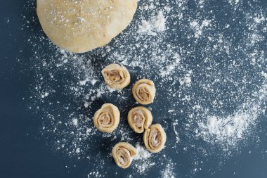 Ham, ev yapımı tarçınlı çörek bir pan. Kopya alanı ile Üstten Görünüm