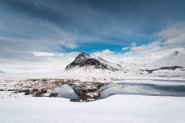 Dağ manzarası İzlanda kar kaplı