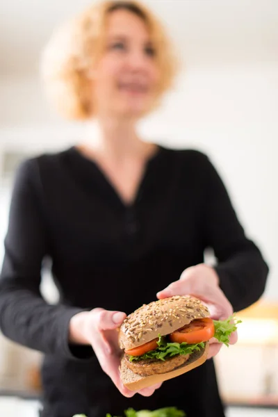 Mujer Sosteniendo Manos Femeninas Hamburguesa Vegetariana Casera — Foto de Stock