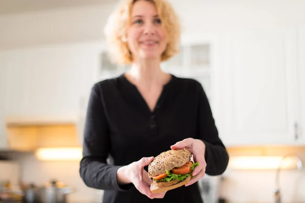 Mujer Sosteniendo Manos Femeninas Hamburguesa Vegetariana Casera — Foto de Stock