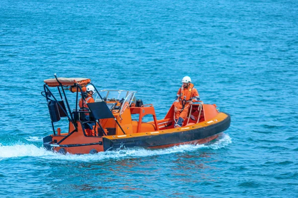 2 Mayıs 2019 'da İspanya' nın Cartagena kenti yakınlarındaki bir körfezde iki cankurtaran taşıyan parlak turuncu bir kurtarma botu..
