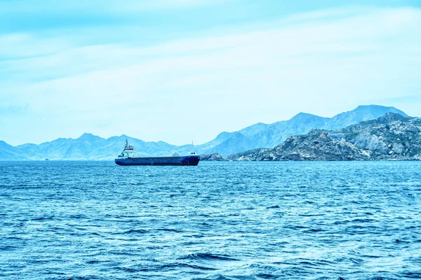 Soğuk deniz, gemi ve dağlar
