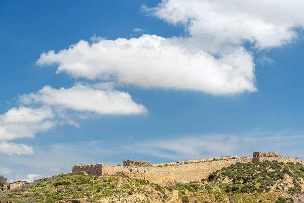 İspanya 'daki Cartagena şehrindeki kalenin üzerindeki mavi gökyüzünde büyük güzel beyaz bulutlar.