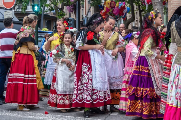 2019年4月22日 スペイン ムルシア州のバンドン フエルタの春祭りの際 花々が手に持つ行列で 美しい伝統的なお祝いの衣装を着た人々のグループ — ストック写真