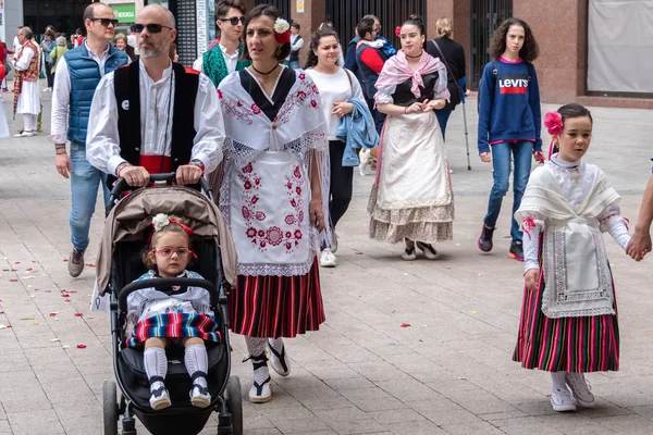 23 Nisan 2019 'da İspanya' nın Murcia kentinde düzenlenen Bando de la Huerta bahar festivali sırasında geleneksel tatil köylüleri (huertano) kıyafetleriyle sokakta yürüyordu..