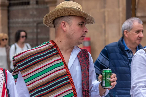 23 Nisan 2019 'da İspanya' nın Murcia kentindeki Bando de la Huerta bahar festivalinde geleneksel tatil kıyafetleri içinde elinde birayla bir adam.