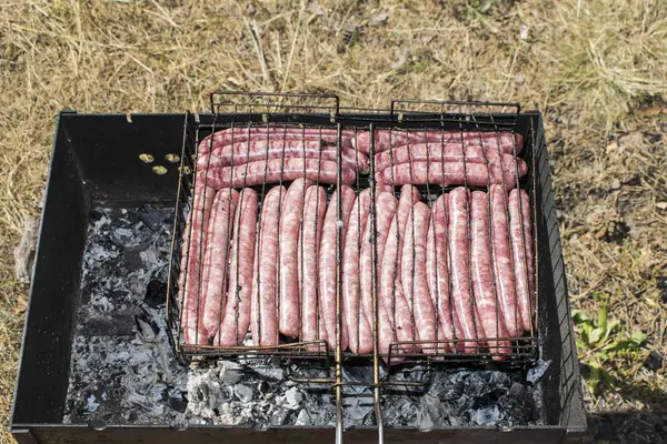 Barbecuepinnen met vlees op de brazier — Stockfoto