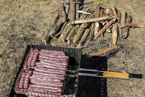 Grillspett med kött på brazier — Stockfoto