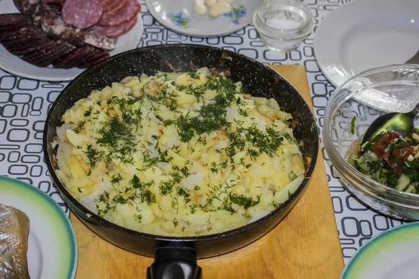 Bir demir tavada kızarmış patates