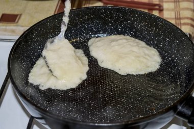 Bir dökme demir tava üzerinde Beyaz Rusya krep yapma