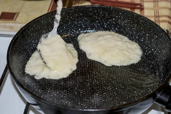 Bir dökme demir tava üzerinde Beyaz Rusya krep yapma