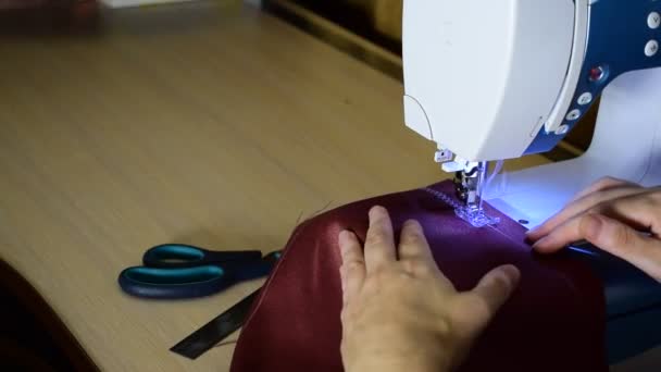 Bordar padrões em uma máquina de costura — Vídeo de Stock