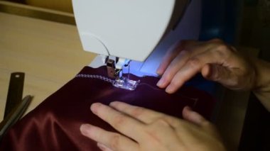 bir dikiş makinesi makinesi üzerinde desenleri nakış