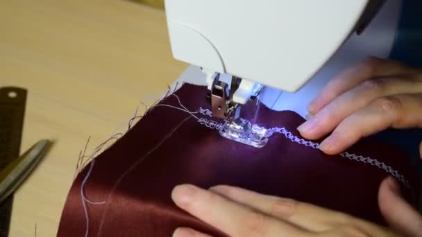 Вышивка узора на швейной машинке — стоковое видео