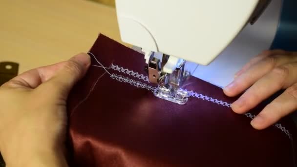Bordar padrões em uma máquina de costura — Vídeo de Stock
