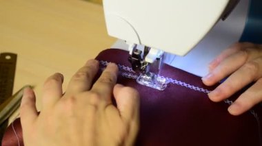 bir dikiş makinesi makinesi üzerinde desenleri nakış