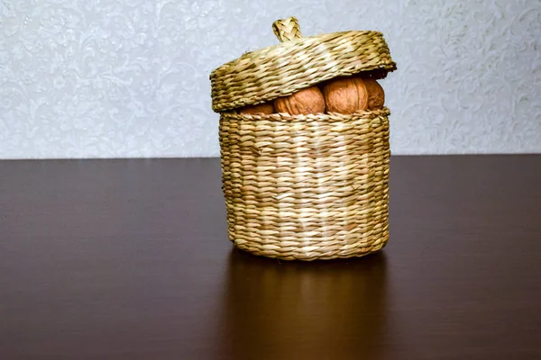 Panier Osier Avec Des Noix Debout Sur Table — Photo