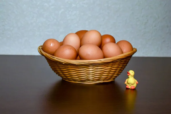 Paskalya sepeti tavuk yumurta yumurta yemek pişirmek için vardır
