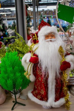 Yeni yıl, yılbaşı süsleri oyuncaklar şeklinde