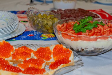 Yeni yıl masada kırmızı havyar ve maydanoz sandviç