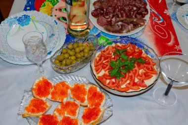 Yeni yıl masada kırmızı havyar ve maydanoz sandviç