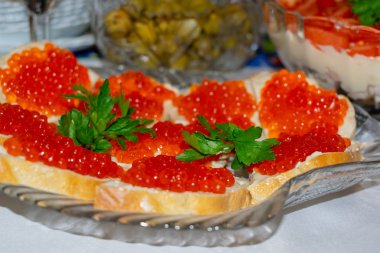 Yeni yıl masada kırmızı havyar ve maydanoz sandviç