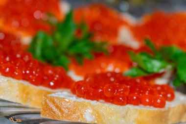 Yeni yıl masada kırmızı havyar ve maydanoz sandviç