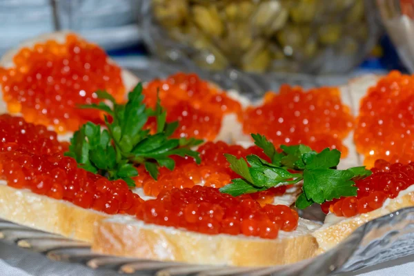Yeni yıl masada kırmızı havyar ve maydanoz sandviç
