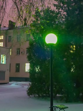 şehri karanlıkta parlayan yalnız fener