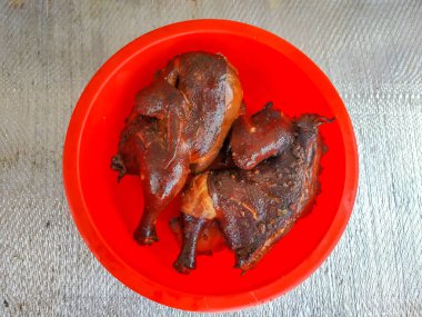 Füme tavuk smokehouse doğada bulunan