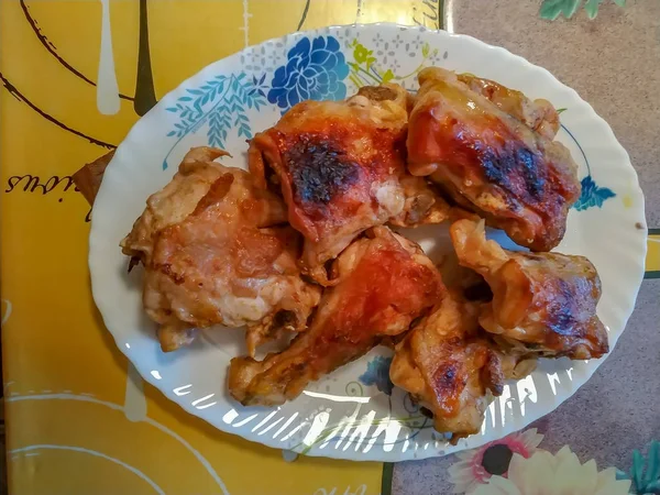 Tavuk kanadı evde bir smokehouse füme — Stok fotoğraf