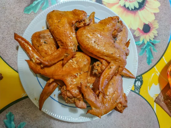 Asas de frango defumadas em casa em um fumeiro — Fotografia de Stock