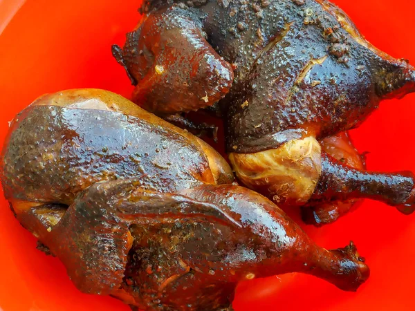 Füme tavuk smokehouse doğada bulunan