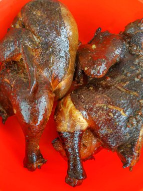 Füme tavuk smokehouse doğada bulunan