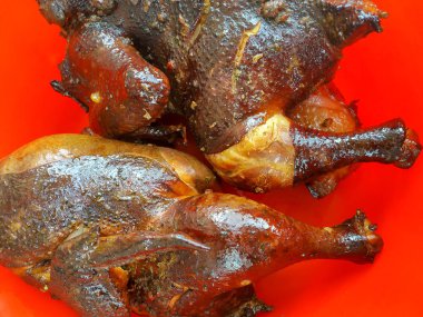 Füme tavuk smokehouse doğada bulunan