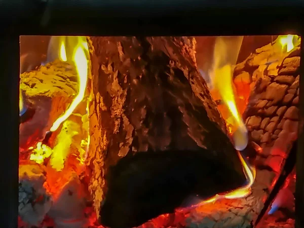 Leña ardiendo en un fuego calentando una barbacoa — Foto de Stock
