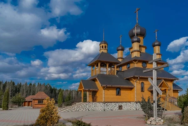 Träkyrka på bakgrunden av den blå himlen — Stockfoto