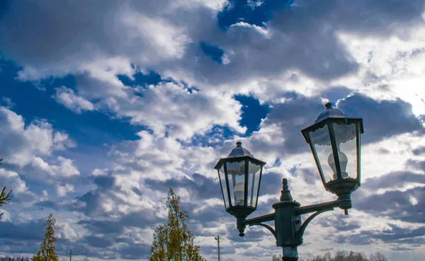 Church yakınındaki mavi gökyüzü arka plan üzerinde Vintage fener — Stok fotoğraf