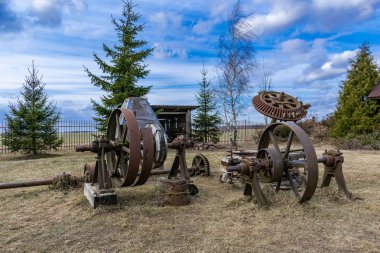 Yağmur ve nem eski yel değirmeni ve un depolama ev