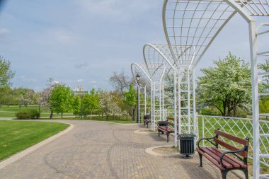 Şehir parkındaki patikada ahşap bir bank.