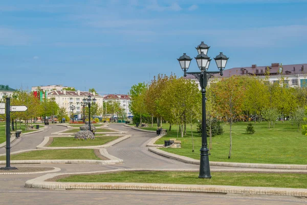 Треки в ландшафті весняного парку на тлі блакитного неба — стокове фото