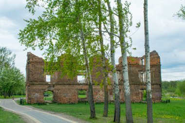 Tuğla kaplı pencereli eski tuğla duvar.