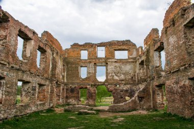 Tuğla kaplı pencereli eski tuğla duvar.