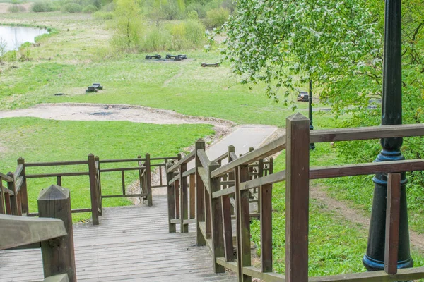 mavi gökyüzüne karşı bahar parkı manzara parça