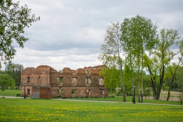 Tuğla kaplı pencereli eski tuğla duvar.